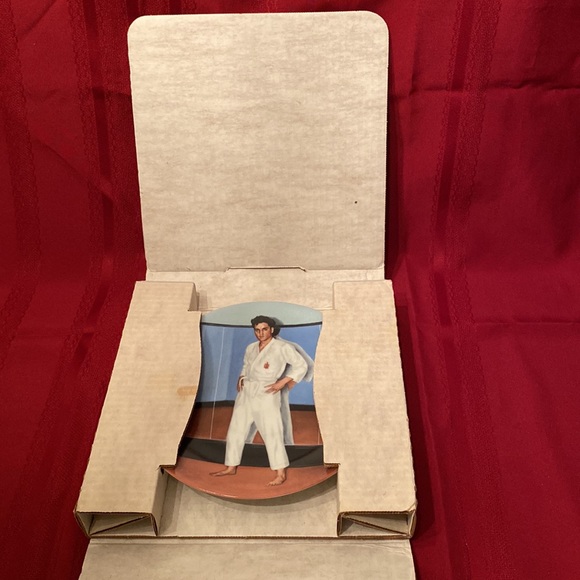 Elvis Presley: Looking at a Legend Delphi Collector Plate - 8 1/2” - Picture 7 of 7